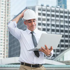 Architekt mit Laptop auf der Baustelle