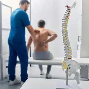 Berufshaftpflichtversicherung: Kernschutz für therapeutische Risiken Patientin mit Gehhilfen und Schiene während einer Rehabilitationsübung.