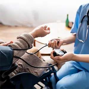 Blutdruck wird vom Pflegepersonal gemessen