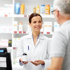 Betriebshaftpflichtversicherung: Schutz bei allgemeinen Betriebsrisiken Apothekerin berät Kunden in der Apotheke mit einem Medikament