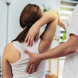Betriebshaftpflichtversicherung: Absicherung des Praxisalltags Physiotherapeut behandelt Rücken einer Patientin