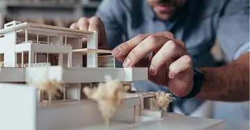 Architekt beim Bau eines Modellhauses