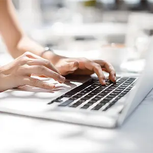 Person arbeitet an einem Laptop