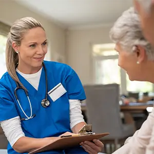 Pflegerin füllt den Patientenbogen aus
