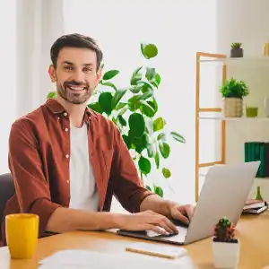 ein junger Heilpraktiker arbeitet an seinem Laptop