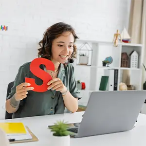 Logopäden vor dem Laptop bei der Onlinestunde