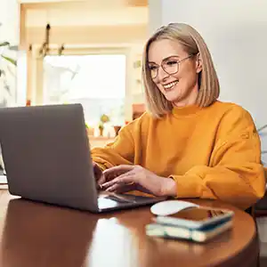 eine junge Anwältin arbeitet an ihrem Laptop