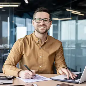 ein junger Mann füllt Steuerformulare aus