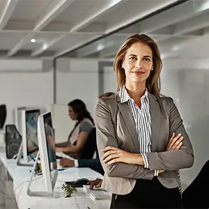 Steuerberaterin mit verschränkten Armen im Büro