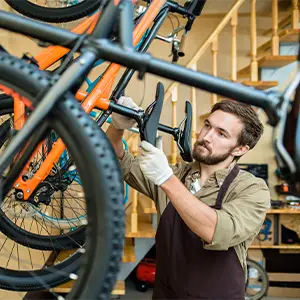 Das Fahrrad wird in der Werkstatt repariert