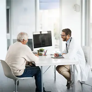 Arzt und Patient am Schreibtisch