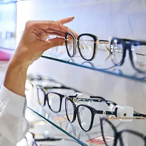 Innenansicht eines Optiker-Ladens mit verschiedenen Brillen.