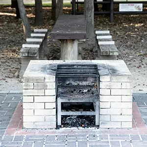 Grillanlage auf einem Campingplatz mit Sitzgelegenheiten