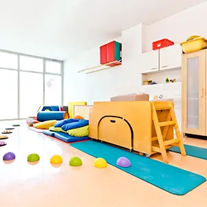 Ergotherapeutischer Raum mit verschiedenen Übungsgeräten