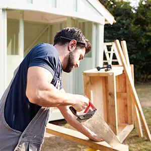Holzarbeit am Gartenhaus
