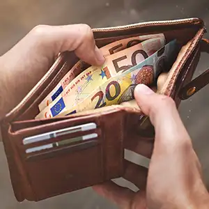 eine Geldbörse mit vielen Euroscheinen